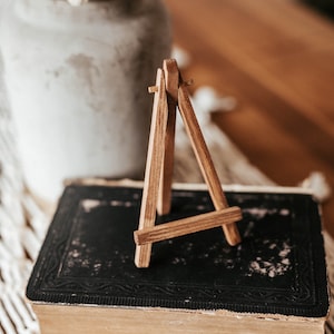 mini Staffelei aus Holz mit einer dunklen Lasur.