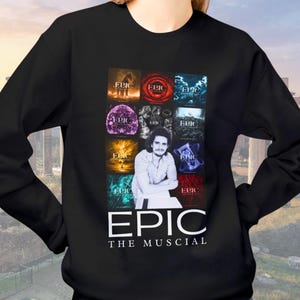 Epic: The Musical Felpa, comoda manica lunga con copertina di Jorge Miguel Rivera-Herrans e The Epic Saga, design ispirato a Eras-Tour