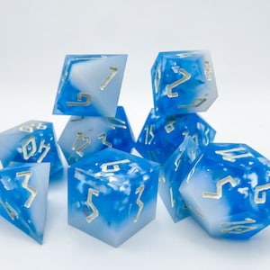 Omen of Clear Skies - Handgefertigtes polyedrisches 9-teiliges Würfelset