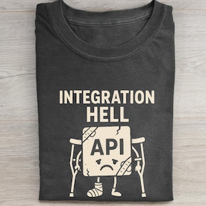 Könnte beinhalten: Dunkelgraues T-Shirt mit dem Text "INTEGRATION HELL" und einer Cartoon-API-Figur an Krücken. Die API-Figur hat ein bandagiertes Bein und einen bandagierten Körper und einen traurigen Gesichtsausdruck.