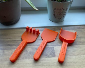 Personalisierter Sandspielartikel  Geschenkidee für Garten & Freizeit, Deko-Set mit Namen, 3D-Druck, Schaufel/Rechen