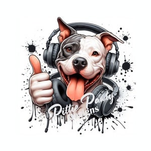 Può includere: Un pitbull terrier bianco e nero con le cuffie e che fa il pollice in su. Il cane è circondato da schizzi di vernice nera. Il testo "Pittie Pawty Designs" è visibile nell'immagine.