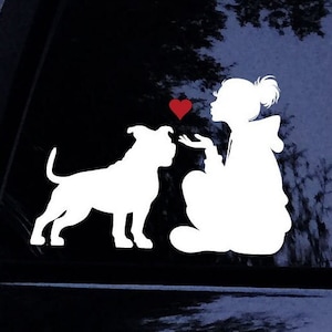Bully Aufkleber - Sitzende Dame mit Hoodie liebt ihren amerikanischen Bully Bullie – küssende Herzen Hund Mama – Vinyl Autofenster Aufkleber