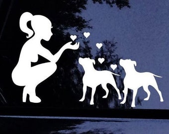 Una mujer ama a sus 2 pitbulls (B) Pittie Pitbull Besando Corazones Pegatina Mamá Perro - con Pegatina Mamá Pitbull GRATIS - Calcomanía de Vinilo para Ventana de Auto