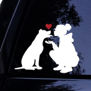 Adesivo Pitbull - La signora con la felpa accovacciata ama il suo Pitbull II - Pitbull che bacia cuori, adesivo gratuito per mamma di cane Pitbull - Adesivo in vinile per finestrino auto