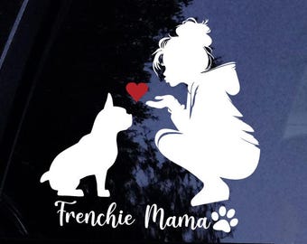 Calcomanía de bulldog francés - Mujer arrodillada con capucha ama a su bulldog francés - Calcomanía de vinilo para ventana de coche con mamá bulldog besando corazones