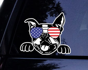 Peeking Boston Terrier avec lunettes de soleil drapeau américain Peel and Stick Dog Sticker - Autocollant en vinyle pour fenêtre de voiture