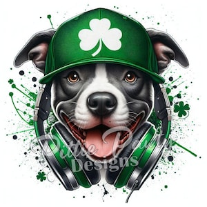 Könnte beinhalten: Ein schwarzer und weißer Pitbull, der eine grüne und weiße Baseballkappe mit einem Kleeblatt und grüne Kopfhörer trägt. Der Hund lächelt und hat einen fröhlichen Ausdruck. Der Hintergrund ist ein grünes und weißes Spritzmuster.