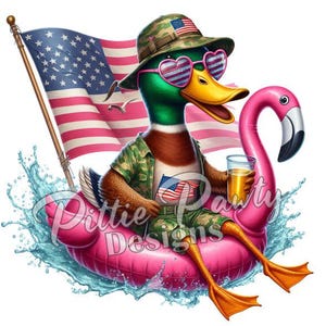 Peut inclure: Un canard de dessin animé portant des lunettes de soleil et un chapeau de camouflage flotte sur un flotteur de piscine rose en forme de flamant rose. Le canard tient un verre de liquide. Un drapeau américain est en arrière-plan.