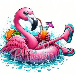 Puede incluir: Un flamenco rosa con una bebida tropical en la mano flota en un flotador inflable rosa en agua azul con rodajas de naranja y una lima.