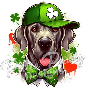 Könnte beinhalten: Ein schwarzer Hund, der eine grüne Baseballkappe mit Kleeblatt-Muster und eine grüne Fliege mit Kleeblatt-Muster trägt. Der Hund ist von grünen Kleeblättern und roten Herzen umgeben.