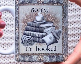 Désolé, j'ai réservé PNG, tasse à café enveloppement livresque PNG, drôle de livre amateur sublimation Design téléchargement immédiat, pile de livres, lecteur romantique PNG