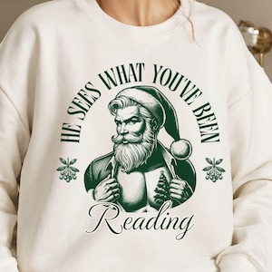 Hij ziet wat je hebt gelezen png, leesgrage kerstsublimatieontwerp direct downloaden SVG, grappig kerstshirt png, boekenliefhebber png