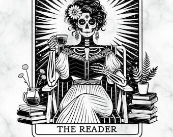 Può includere: Illustrazione in bianco e nero di una donna scheletro con fiori nei capelli, seduta su una sedia e che legge un libro. L'immagine è nello stile di una carta dei tarocchi e include il testo "The Reader".
