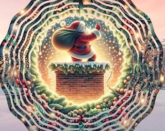 Peut inclure: Un carillon en métal avec un design circulaire représentant un Père Noël rouge et blanc grimpant à une cheminée en briques. La cheminée est décorée d'une guirlande verte et de baies rouges. L'arrière-plan est un motif tourbillonnant de feuilles vertes et de baies rouges.