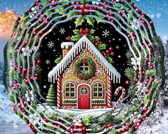 Peut inclure: Un mobile en métal avec un motif de maison en pain d'épices. La maison est décorée de cannes en sucre rouge et blanc, d'une couronne verte et d'un nœud rouge. L'arrière-plan est bleu foncé avec des flocons de neige blancs.