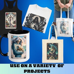 Pu&ograve; includere: Una variet&agrave; di prodotti con diverse illustrazioni da un mazzo di tarocchi. Le illustrazioni includono uno scheletro che tiene una bilancia, uno scheletro che tiene una tartaruga, una donna con una corona di stelle e uno scheletro con una falce. I prodotti includono una borsa tote, una tazza, una maglietta e una canotta.