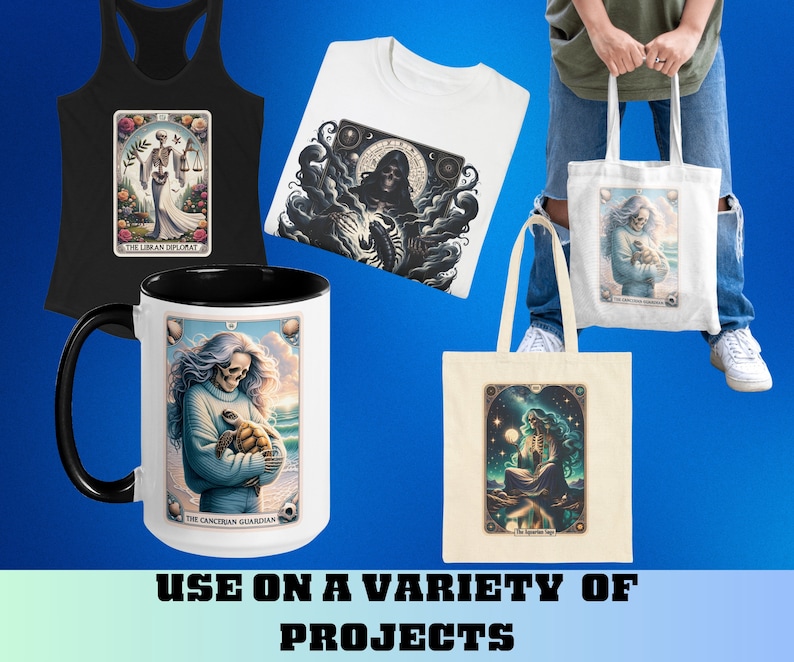 Pu&ograve; includere: Una variet&agrave; di prodotti con diverse illustrazioni da un mazzo di tarocchi. Le illustrazioni includono uno scheletro che tiene una bilancia, uno scheletro che tiene una tartaruga, una donna con una corona di stelle e uno scheletro con una falce. I prodotti includono una borsa tote, una tazza, una maglietta e una canotta.