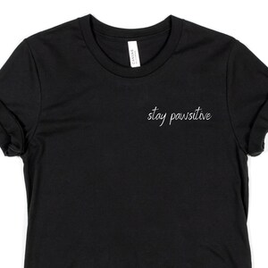 Stay Pawsitive T-shirt unisex a maniche corte da donna, T-shirt minimalista