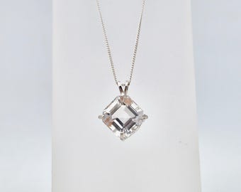 Large 6.40cts White Quartz pendant necklace