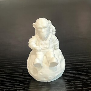 Apa-astronaut som sitter på månen 3D-utskriven modell