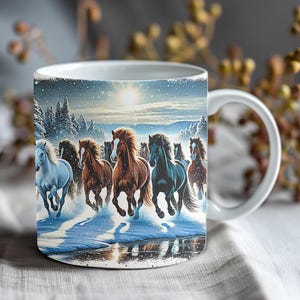 Può includere: Tazza in ceramica bianca con una scena invernale che presenta un gruppo di cavalli che corrono attraverso una foresta innevata. I cavalli sono marroni, neri e bianchi.