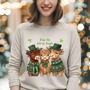 Kiss Us We're Irish Baby Highland Cows Clipart voor POD Products Commercieel gebruik, vakantiedecor, cadeau voor koeliefhebbers, Ierse fans. Direct downloaden