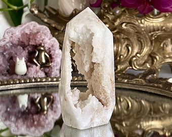 Torre geoda de cuarzo nevado de Marruecos: decoración de portal de cristal drusa de azúcar