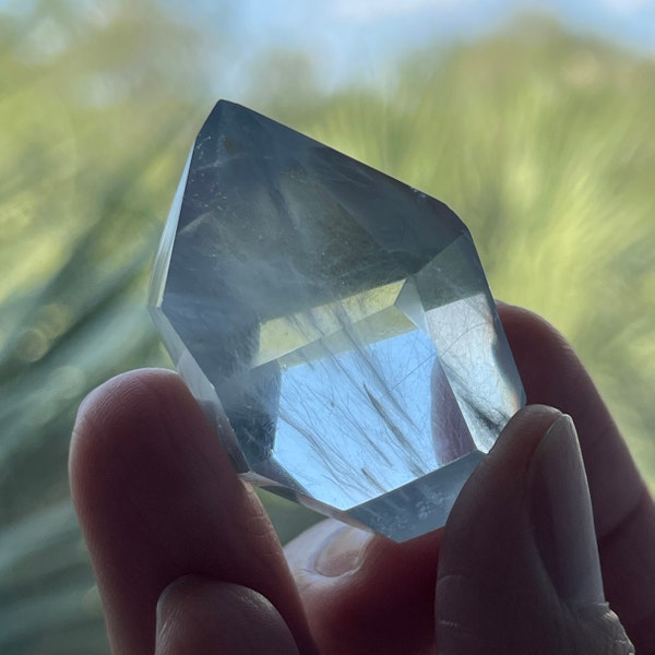 Rara sombra nocturna de Tara azul facetada gema de forma libre Brasil cuarzo azul olenita indicolita cristal azul forma libre Tara negra de origen ético