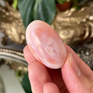 Ágata con forma de flor de cornalina rosa Guijarro Ágata con forma de flor de cornalina rosa Cristal de cornalina rosa de Madagascar Gema de ágata con forma de flor de cornalina rosa de alta calidad