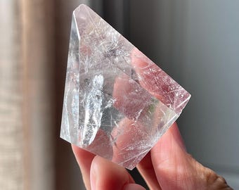 虹色！天然クリアクォーツの手のひらの水晶 - Etsy 日本