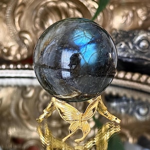 Esfera de cristal de labradorita azul con destello Esfera mineral con destello azul Esfera de labradorita arcoíris con destello plateado Cristal de labradorita sirena