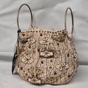 Bolso tipo cubo con cordón y cuentas de Francesca Biasia