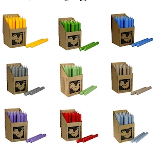 Könnte beinhalten: Sortiment von 25er-Boxen mit Kerzen in verschiedenen Farben, darunter Rot, Blau, Gelb, Grün, Grau, Lila, Beige, Hellblau, Rosa und Türkis. Jede Box zeigt ein Hahn-Logo und den Text "KERZENFARM".