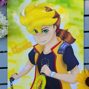 Peut inclure: Illustration numérique d'un personnage de dessin animé avec des cheveux jaunes, un gilet jaune et une chemise noire. Le personnage tient une chaîne jaune avec une poignée noire. Le personnage sourit et a les yeux verts. L'arrière-plan est un dégradé jaune et vert. Le texte "Chooki" est écrit en lettres jaunes dans le coin supérieur gauche de l'image.