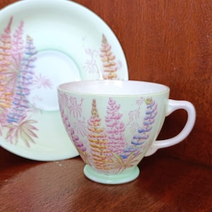 Ensemble de tasses à thé et soucoupes vintage Royal Bone China des années 1930. Fleurs rose pâle et violettes sur fond vert pâle
