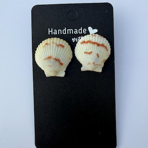 Pendientes de concha de vieira auténtica, pendientes de poste de concha marina rayada, pendientes de concha de abanico natural, joyería playera bohemia costera, pendientes de concha hechos a mano
