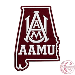 Puede incluir: Un parche bordado de color granate con la forma del estado de Alabama, con un borde blanco y el logotipo blanco AAMU con las letras A, M y U dispuestas en un monograma central sobre el texto AAMU en una fuente negrita sin remates.