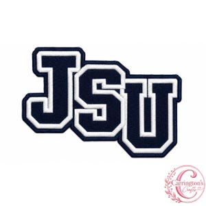 Op de afbeelding: Een marineblauwe geborduurde patch met de letters JSU in een vetgedrukt bloklettertype. De letters zijn omlijnd met een dikke witte rand, wat zorgt voor een contrastrijk ontwerp dat geschikt is voor bevestiging op diverse stoffen.