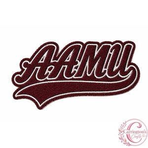 Op de afbeelding: Een kastanjebruine geborduurde patch met de letters AAMU in een vetgedrukt, cursief lettertype met een witte omlijning. Het ontwerp bevat een opvallende, geveegde onderstreping die uit de basis van de letters komt voor een samenhangend embleem.