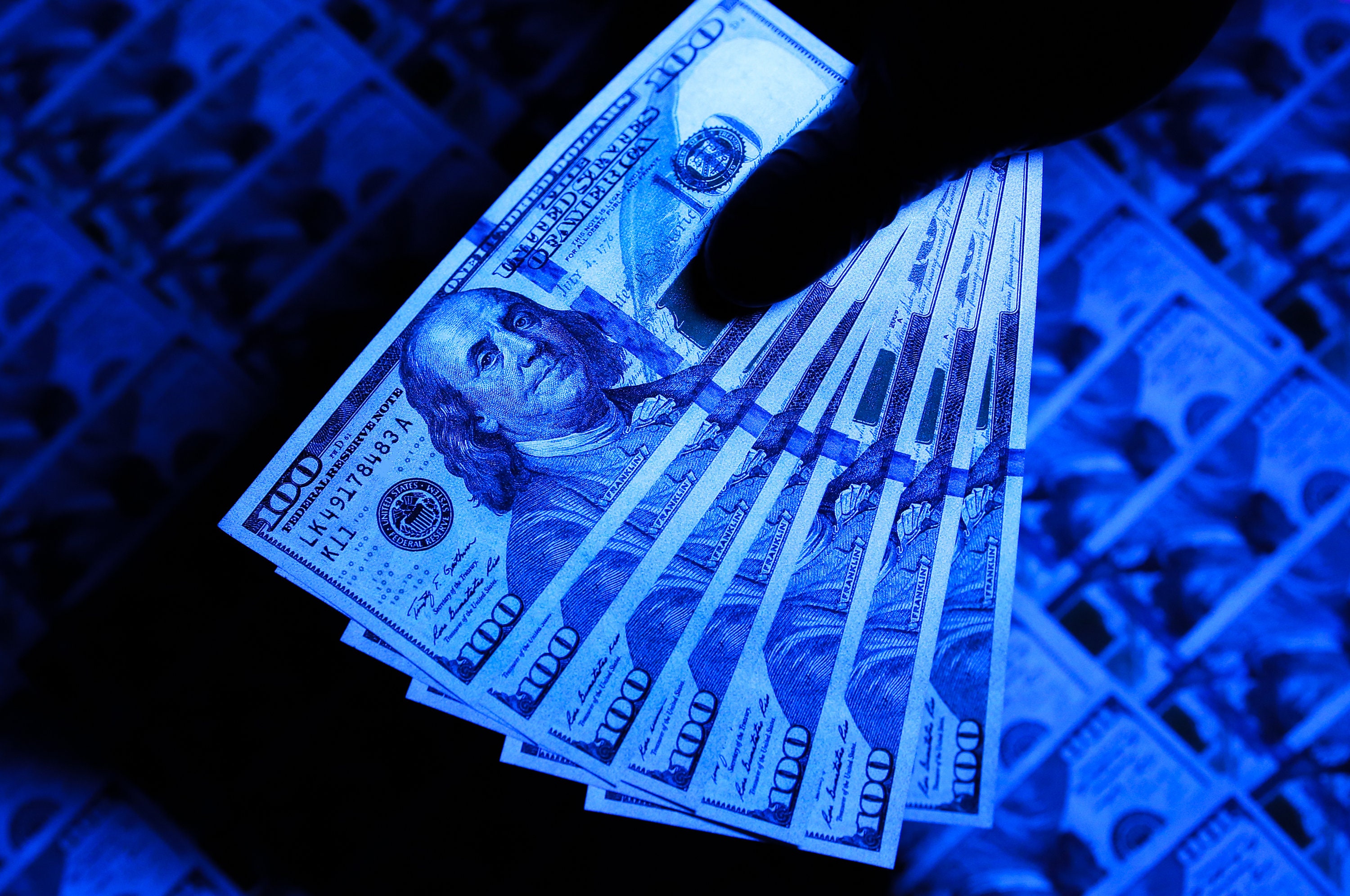 Синяя купюра. Отмывание денег США. Деньги США фото. Деньги синяя картинка.