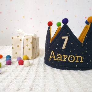 Corona in tessuto di mussola con nome e pois dorati, corona per bambini in cotone, corona per compleanno personalizzabile, ricamata blu scuro