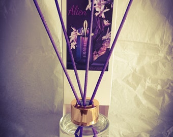 Luxury reed Diffuser Mugler Alien scented 50ml bottle 4 purple coloured reeds home decor