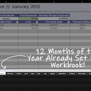 Pu&ograve; includere: Un foglio di calcolo con sfondo grigio e linee di griglia nere. Il foglio di calcolo &egrave; intitolato "Expense Tracker // January 2022". Il foglio di calcolo ha colonne per "Current Year", "Current Month", "Total Expenses", "Monthly Budget (Optional)", "Item Name", "Merchant", "Cost", "Purchase Date", "Payment Method" e "Notes". Il foglio di calcolo ha righe per "Dinner" e "Socks". Il foglio di calcolo ha una nota in fondo che dice "12 Months of the Year Already Set Up in Workbook!"