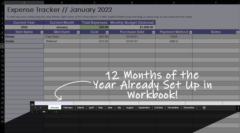 Pu&ograve; includere: Un foglio di calcolo con sfondo grigio e linee di griglia nere. Il foglio di calcolo &egrave; intitolato "Expense Tracker // January 2022". Il foglio di calcolo ha colonne per "Current Year", "Current Month", "Total Expenses", "Monthly Budget (Optional)", "Item Name", "Merchant", "Cost", "Purchase Date", "Payment Method" e "Notes". Il foglio di calcolo ha righe per "Dinner" e "Socks". Il foglio di calcolo ha una nota in fondo che dice "12 Months of the Year Already Set Up in Workbook!"