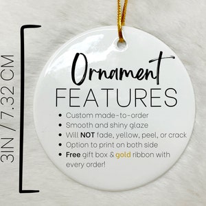 Puede incluir: Adorno de cer&aacute;mica blanca con texto negro que dice "Ornament Features" y enumera las caracter&iacute;sticas que incluyen: hecho a medida, glaseado liso y brillante, no se desvanece, no se vuelve amarillo, no se pela ni se agrieta, opci&oacute;n de impresi&oacute;n en ambos lados, caja de regalo gratuita y cinta dorada con cada pedido. El adorno tiene un di&aacute;metro de 7,62 cm.