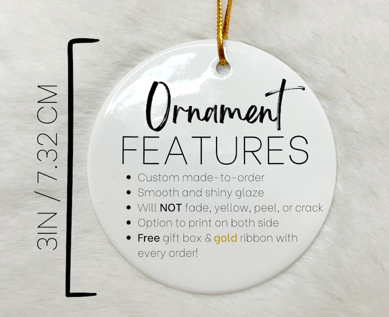 Puede incluir: Adorno de cer&aacute;mica blanca con texto negro que dice "Ornament Features" y enumera las caracter&iacute;sticas que incluyen: hecho a medida, glaseado liso y brillante, no se desvanece, no se vuelve amarillo, no se pela ni se agrieta, opci&oacute;n de impresi&oacute;n en ambos lados, caja de regalo gratuita y cinta dorada con cada pedido. El adorno tiene un di&aacute;metro de 7,62 cm.