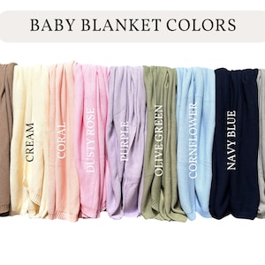 K&ouml;nnte beinhalten: Pr&auml;sentation von Babydecken in verschiedenen Farben, darunter Beige, Creme, Koralle, Altrosa, Lila, Olivgr&uuml;n, Kornblumenblau, Marineblau und Grau. Der Text "BABY BLANKET COLORS" befindet sich oben.
