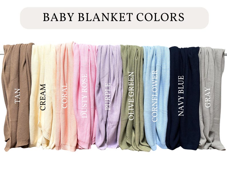 K&ouml;nnte beinhalten: Pr&auml;sentation von Babydecken in verschiedenen Farben, darunter Beige, Creme, Koralle, Altrosa, Lila, Olivgr&uuml;n, Kornblumenblau, Marineblau und Grau. Der Text "BABY BLANKET COLORS" befindet sich oben.