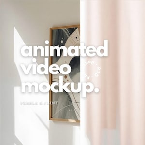Könnte beinhalten: Ein gerahmtes Kunstwerk mit einem neutralen abstrakten Design hängt an einer weißen Wand. Das Kunstwerk befindet sich in einem hellen Holzrahmen. Der Text "animated video mockup" ist über das Bild gelegt, zusammen mit den Worten "PEBBLE & FLINT".